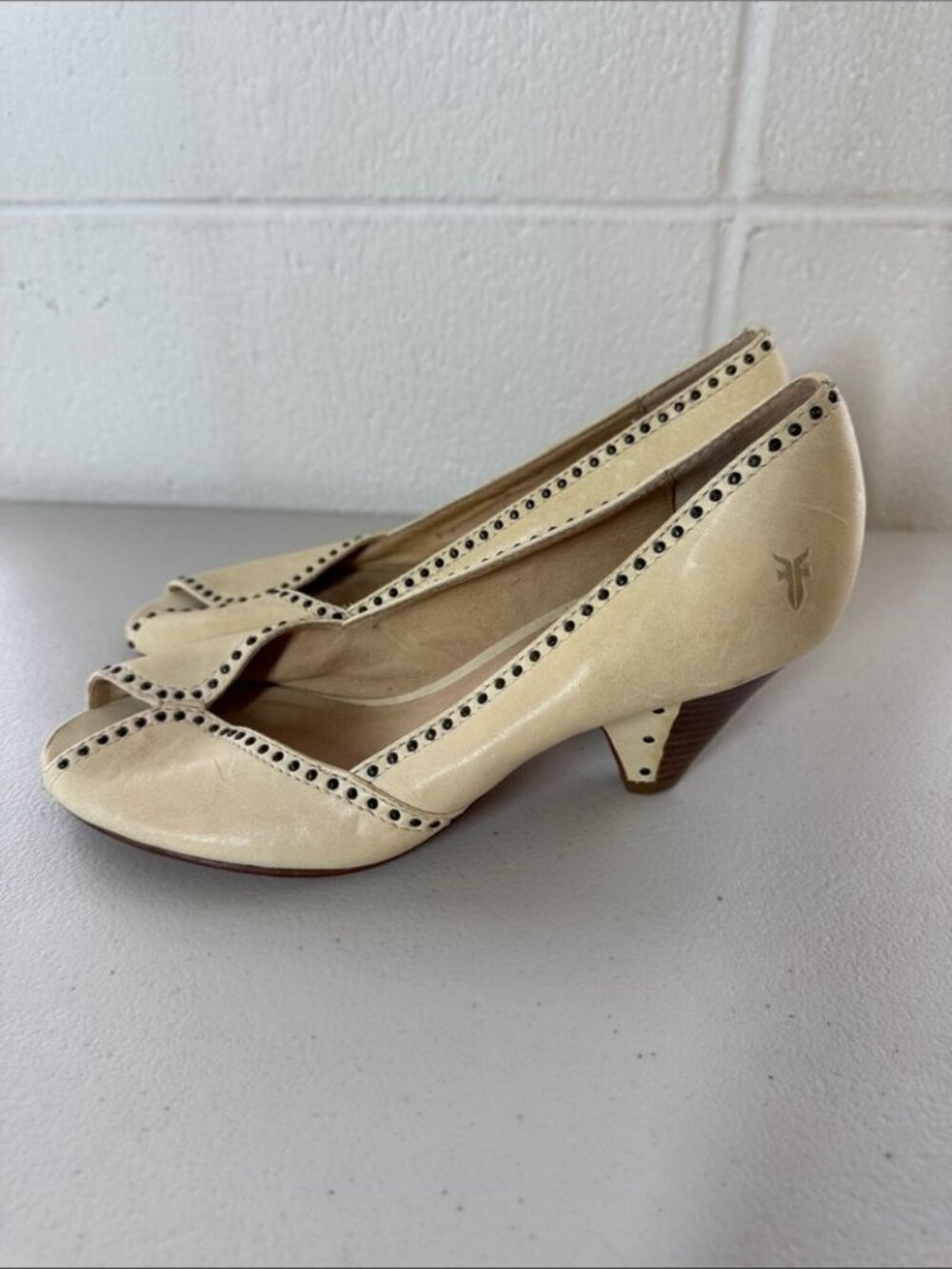 Frye Ivory Studded Peep Toe Low Heel Retro Size 8 Leather Boho Cottagecore - Picture 2 of 14